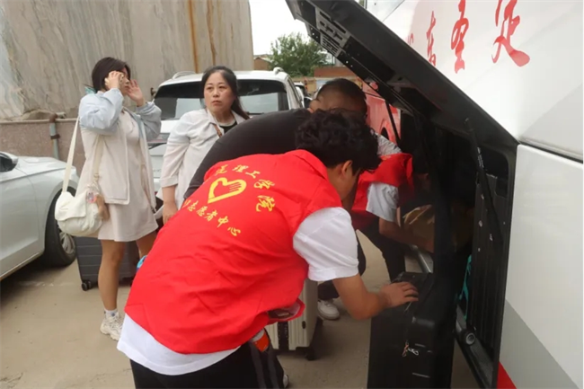 迎新启航，我们是最早出发的志愿者­——AC米兰中文官方网站开展志愿者接站服务