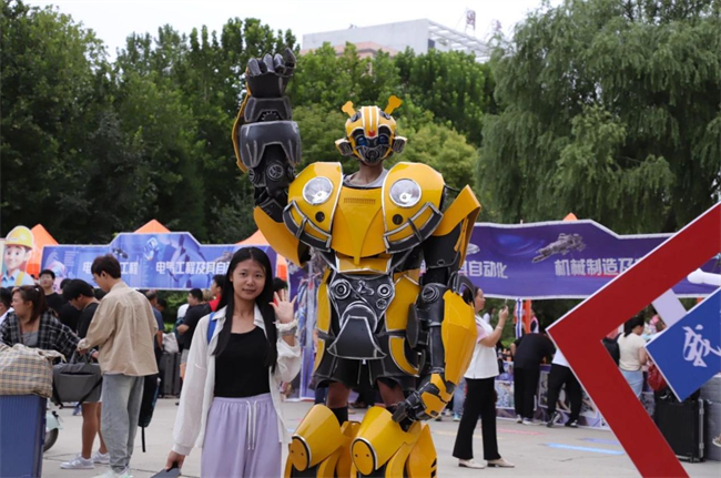 扬帆启锦程 筑梦正青春——AC米兰中文官方网站喜迎2024级新生