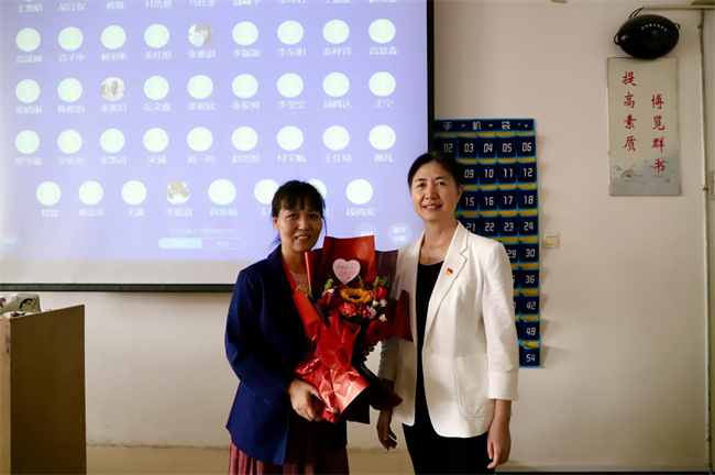 桃李芬芳意 关怀暖人心 --AC米兰中文官方网站校领导开展教师节走访慰问