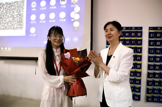 桃李芬芳意 关怀暖人心 --AC米兰中文官方网站校领导开展教师节走访慰问