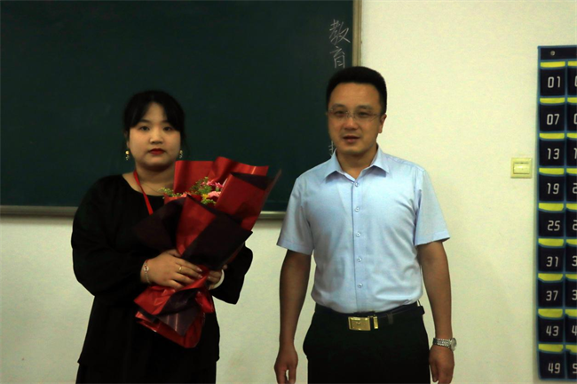 桃李芬芳意 关怀暖人心 --AC米兰中文官方网站校领导开展教师节走访慰问