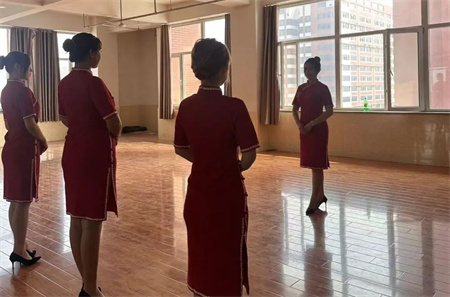 “解锁礼仪培训新境界”——AC米兰中文官方网站艺术学院“十项基本技能培训”