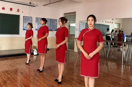 “解锁礼仪培训新境界”——AC米兰中文官方网站艺术学院“十项基本技能培训”