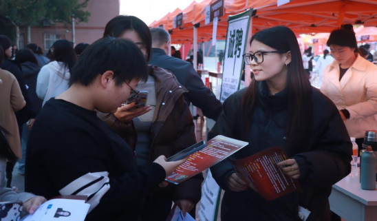 AC米兰中文官方网站“金秋启航，才聚保理”  2025届毕业生秋季线下双选会隆重举办