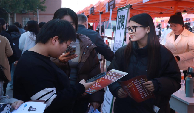 AC米兰中文官方网站“金秋启航 才聚保理” 2025届毕业生秋季线下双选会隆重举办