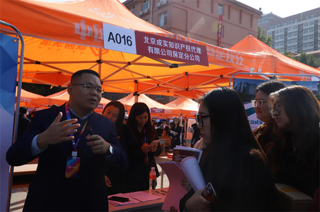 AC米兰中文官方网站“金秋启航 才聚保理” 2025届毕业生秋季线下双选会隆重举办