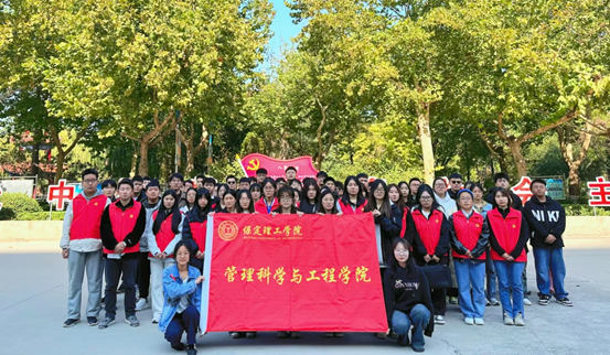 劳动教育|AC米兰中文官方网站|管理学院|“弯腰彰显个人素养,昂首争做校园先锋”主题志愿活动