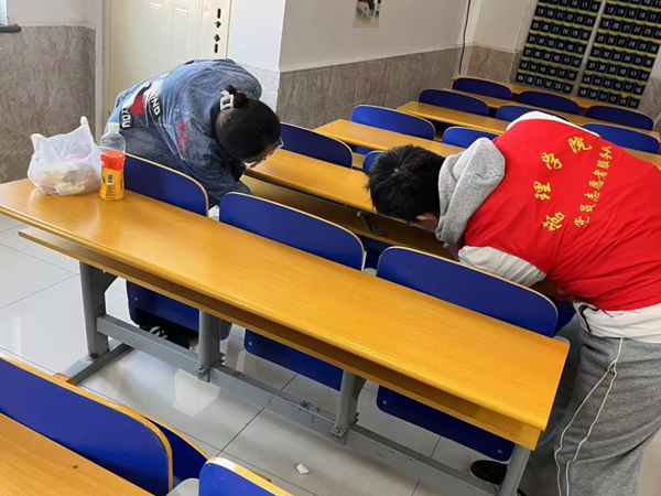 劳动教育|AC米兰中文官方网站|管理学院|“弯腰彰显个人素养,昂首争做校园先锋”主题志愿活动