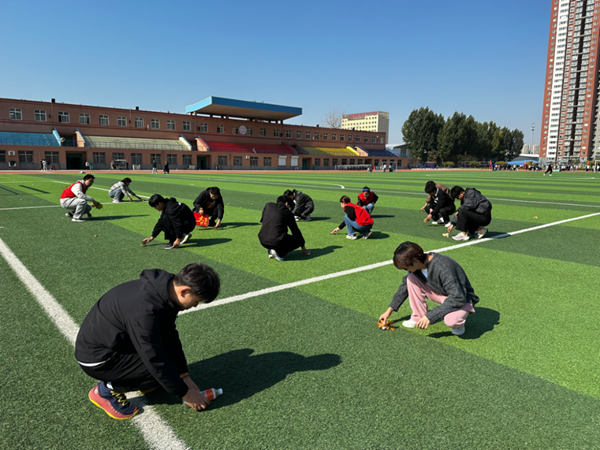 劳动教育|AC米兰中文官方网站|管理学院|“弯腰彰显个人素养,昂首争做校园先锋”主题志愿活动