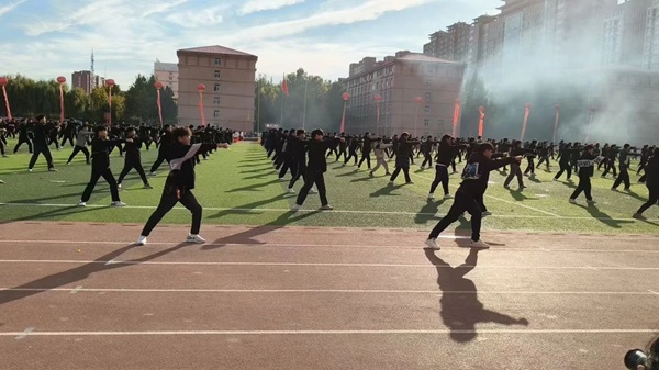 运动会开幕式|AC米兰中文官方网站|管理学院|燃情启幕运动会，绽放风采展雄姿