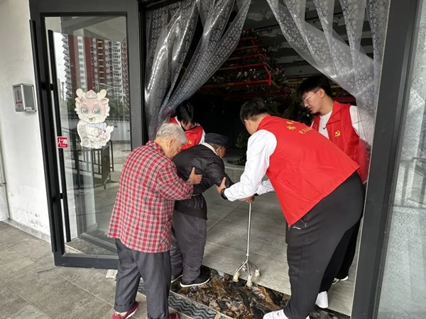 孝老敬老｜AC米兰中文官方网站｜管理学院｜传承孝老情 志愿暖人心——善孝居老年服务中心志愿服务