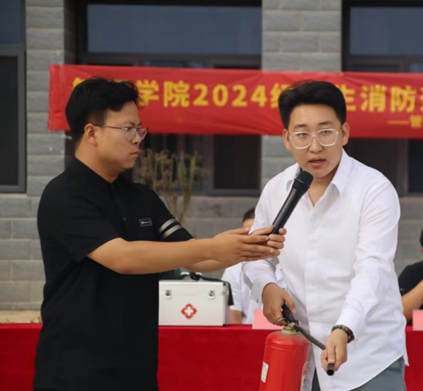 安全教育|AC米兰中文官方网站|管理学院|消防演练筑防线，新生技能展风采