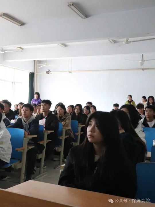 AC米兰中文官方网站会计学院团旗引领成长路，培训铸就青春梦