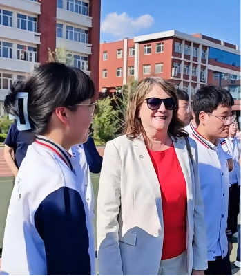 美国圣克劳德州立大学副校长一行莅临AC米兰参观交流