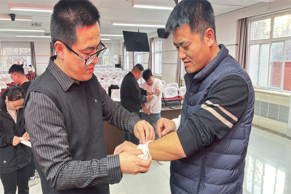 AC米兰中文官方网站联合保定市红十字会组织开展初级救护员培训