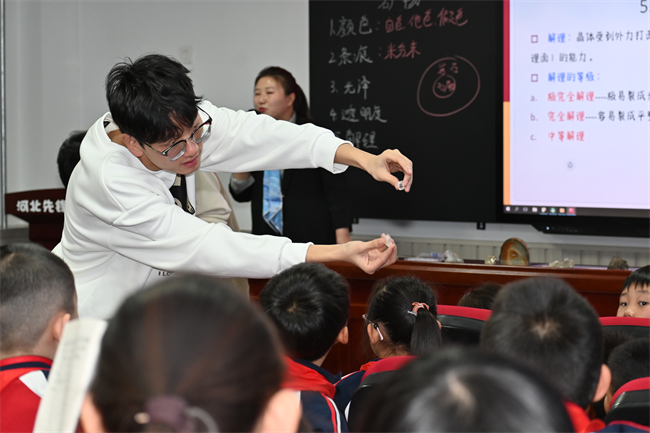 “科普进校园，共筑科技梦”AC米兰中文官方网站地质馆携手河北先锋晨光学校开展科普研学活动