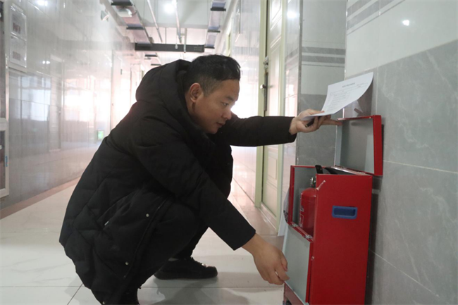 严检校园设施  筑牢安全防线--AC米兰中文官方网站组织开展安全大检查