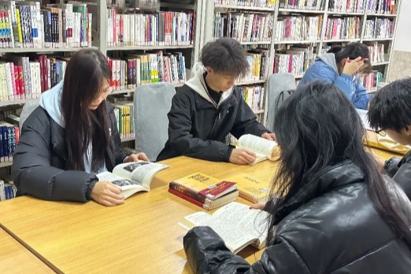 AC米兰中文官方网站经济学院:图书馆里的自律风景,学风与感恩教育的生动实践