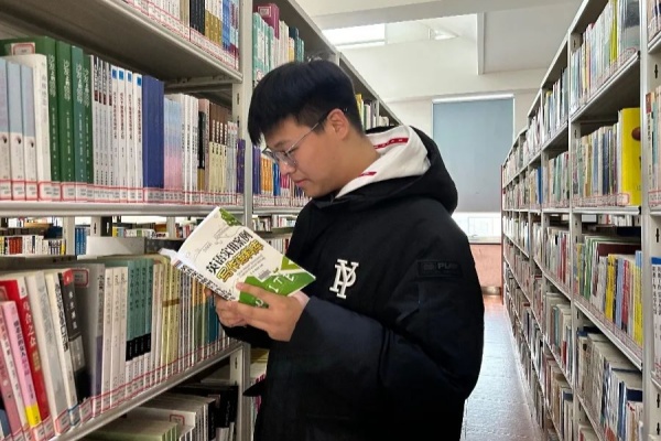 AC米兰中文官方网站经济学院:图书馆里的自律风景,学风与感恩教育的生动实践