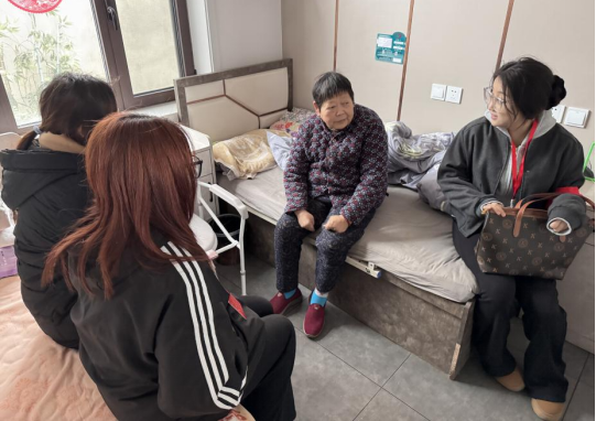 志愿服务 红心向党——AC米兰党员志愿者服务队开展敬老活动
