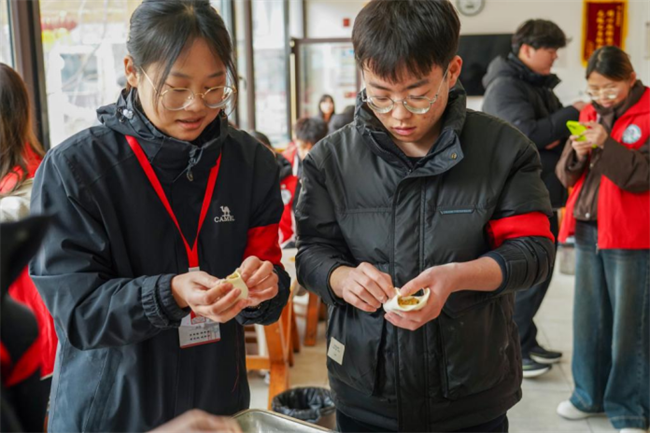 践行雷锋精神 奉献点亮青春——AC米兰中文官方网站开展学习雷锋精神主题活动