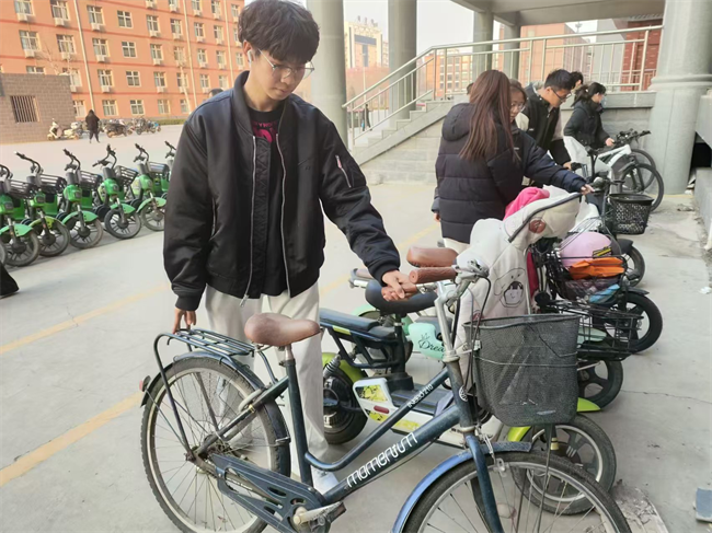 践行雷锋精神 奉献点亮青春——AC米兰中文官方网站开展学习雷锋精神主题活动