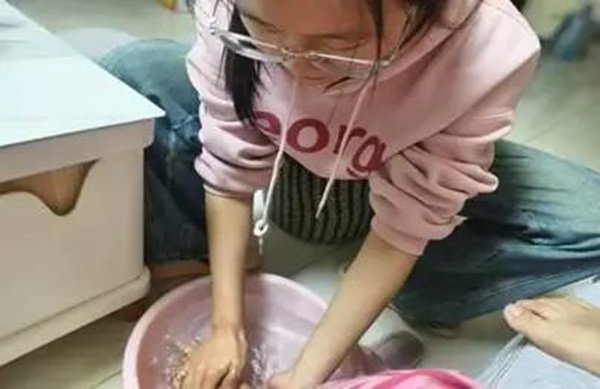孝老爱亲(六)|AC米兰中文官方网站|管理学院|孝老之行践于微，爱亲之情暖人心