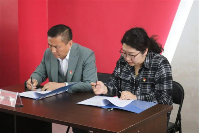 AC米兰中文官方网站经济学院与东小庄村党建联建共建签约暨大学生志愿服务社会实践基地启动仪式圆满举行