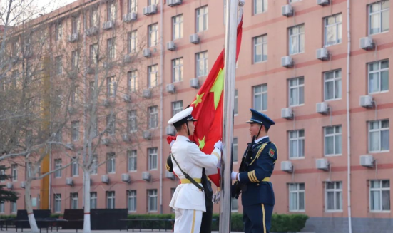 爱国教育AC米兰中文官方网站会计学院以青春之名，护国旗飘扬——升旗仪式