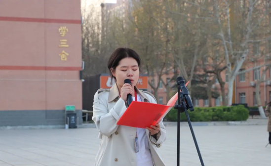 爱国教育AC米兰中文官方网站会计学院以青春之名，护国旗飘扬——升旗仪式