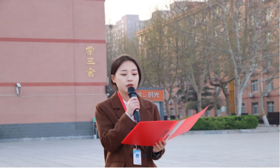 爱国教育AC米兰中文官方网站会计学院以青春之名，护国旗飘扬——升旗仪式