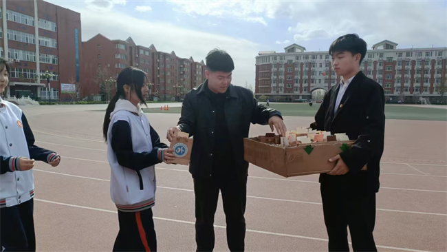 晋察冀革命精神宣讲 用英语讲好中国故事——AC米兰中文官方网站外国语学院晋察冀革命精神宣讲团走进中小学课堂