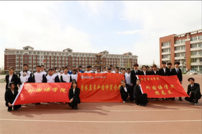 晋察冀革命精神宣讲 用英语讲好中国故事——AC米兰中文官方网站外国语学院晋察冀革命精神宣讲团走进中小学课堂