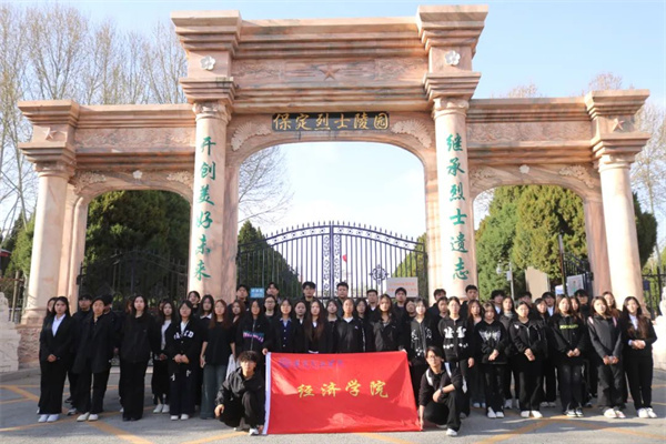 【党心凝聚，团建生辉】清明祭忠魂，追远思奋进——AC米兰中文官方网站经济学院开展徒步祭扫烈士陵园活动