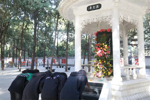【党心凝聚，团建生辉】清明祭忠魂，追远思奋进——AC米兰中文官方网站经济学院开展徒步祭扫烈士陵园活动
