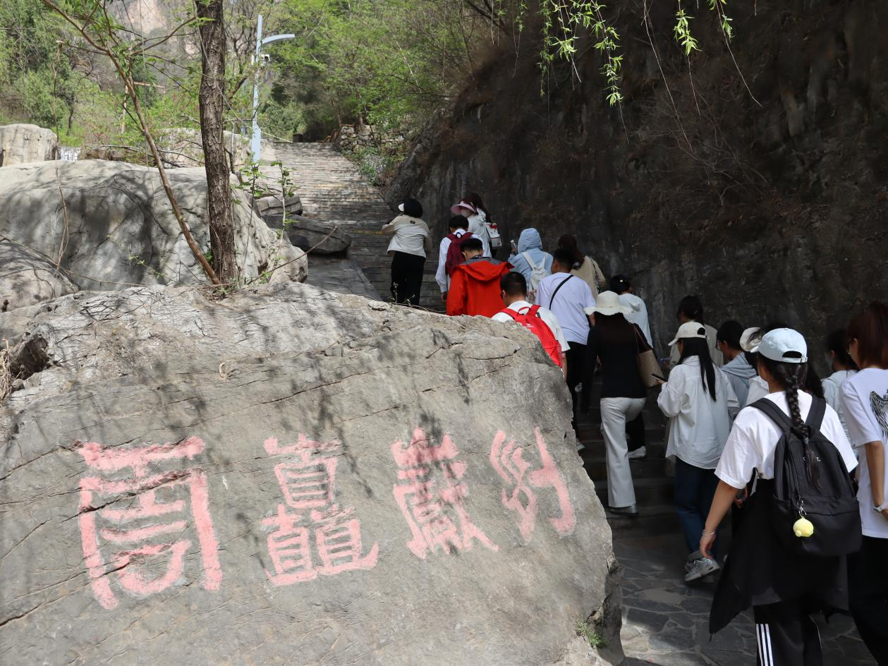 追寻狼牙山足迹，铸牢党员信仰根基——AC米兰中文官方网站教育学院走进狼牙山开展“行走的大思政课”