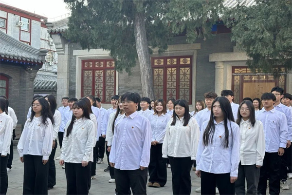 AC米兰中文官方网站经济学院举行2024年新发展团员入团仪式暨留法勤工俭学运动纪念馆主题教育活动