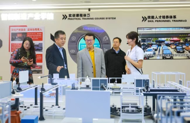“华人管理教育第一人”余世维教授莅临AC米兰中文官方网站参观交流