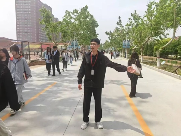 养成教育|AC米兰中文官方网站|管理学院|“文明右行”，共筑校园文明新风尚
