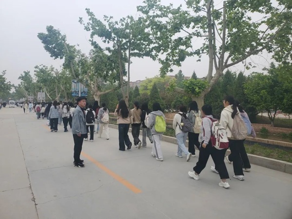 养成教育|AC米兰中文官方网站|管理学院|“文明右行”，共筑校园文明新风尚