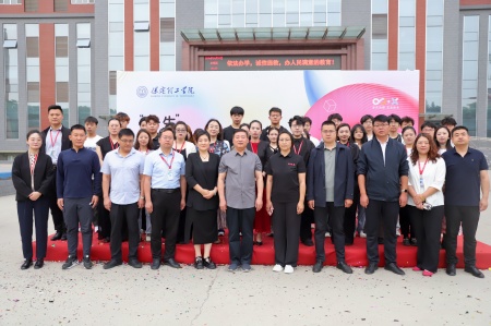 AC米兰中文官方网站艺术学院2025届毕业设计作品展盛大开幕，校企共赏艺术盛宴