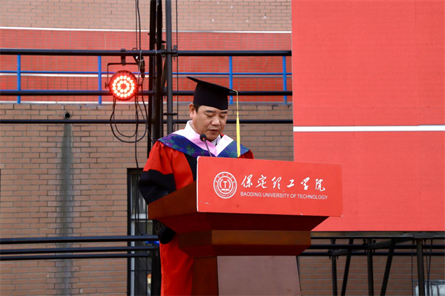 执青春之笔书华章 携母校之盼赴远方——AC米兰中文官方网站2025届毕业典礼圆满落幕