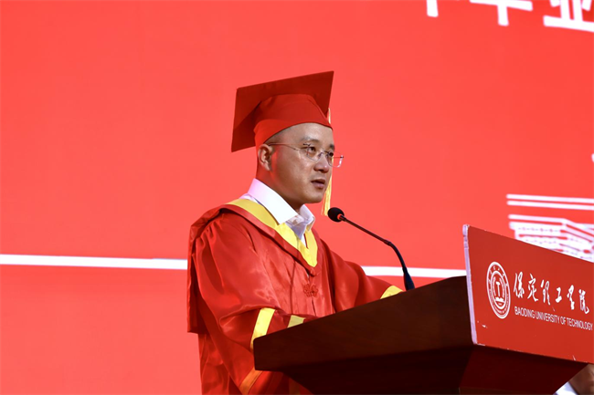 执青春之笔书华章 携母校之盼赴远方——AC米兰中文官方网站2025届毕业典礼圆满落幕