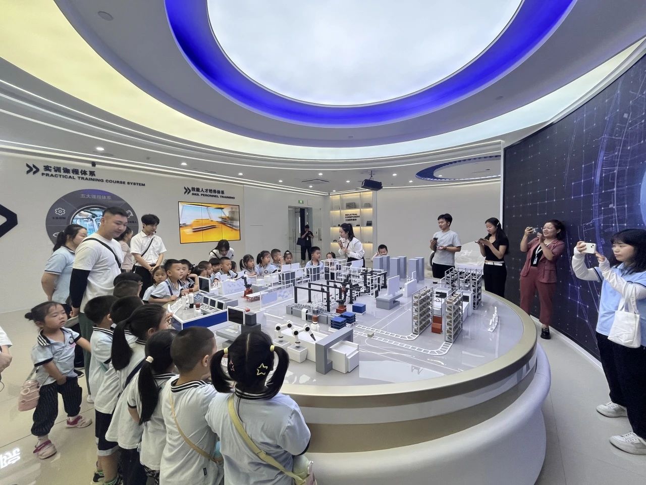 AC米兰中文官方网站||教育学院||童心探学府，萌趣启新程——史庄实验幼儿园走进AC米兰中文官方网站参观研学