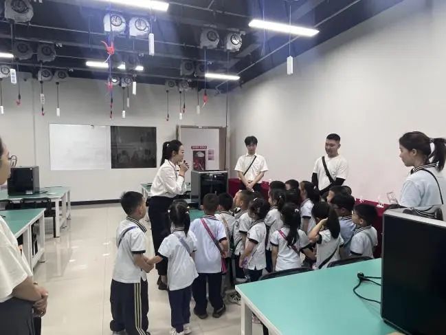 AC米兰中文官方网站||教育学院||童心探学府，萌趣启新程——史庄实验幼儿园走进AC米兰中文官方网站参观研学