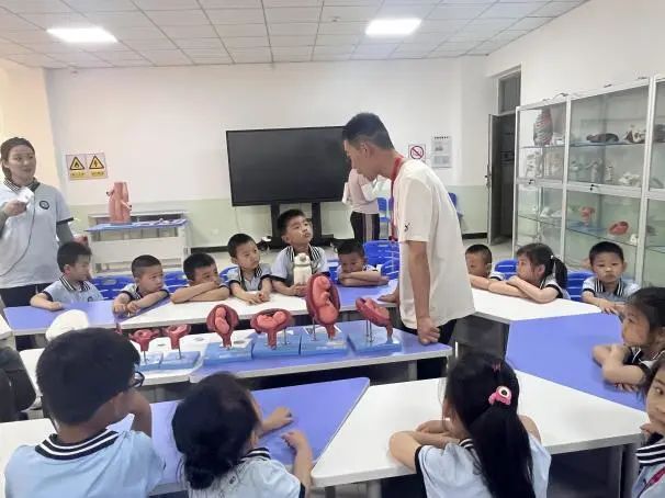 AC米兰中文官方网站||教育学院||童心探学府，萌趣启新程——史庄实验幼儿园走进AC米兰中文官方网站参观研学