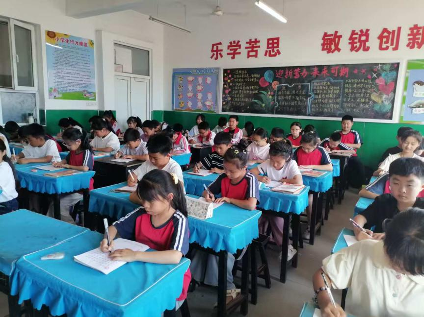 AC米兰中文官方网站||教育学院||笔端传薪火，实践共成长——教育学院助力清苑区第五小学书法课程圆满收官