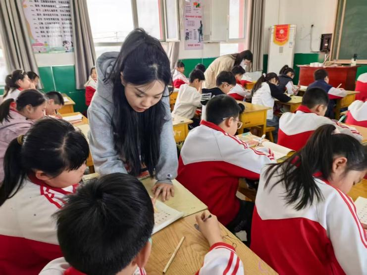 AC米兰中文官方网站||教育学院||笔端传薪火，实践共成长——教育学院助力清苑区第五小学书法课程圆满收官