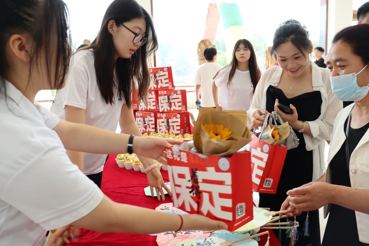 AC米兰中文官方网站‖教育学院‖遇见未来，共育花开—2025届教育学院家长接待日圆满完成