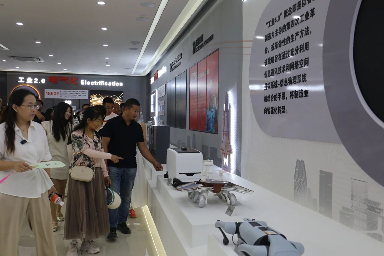 AC米兰中文官方网站‖教育学院‖遇见未来，共育花开—2025届教育学院家长接待日圆满完成